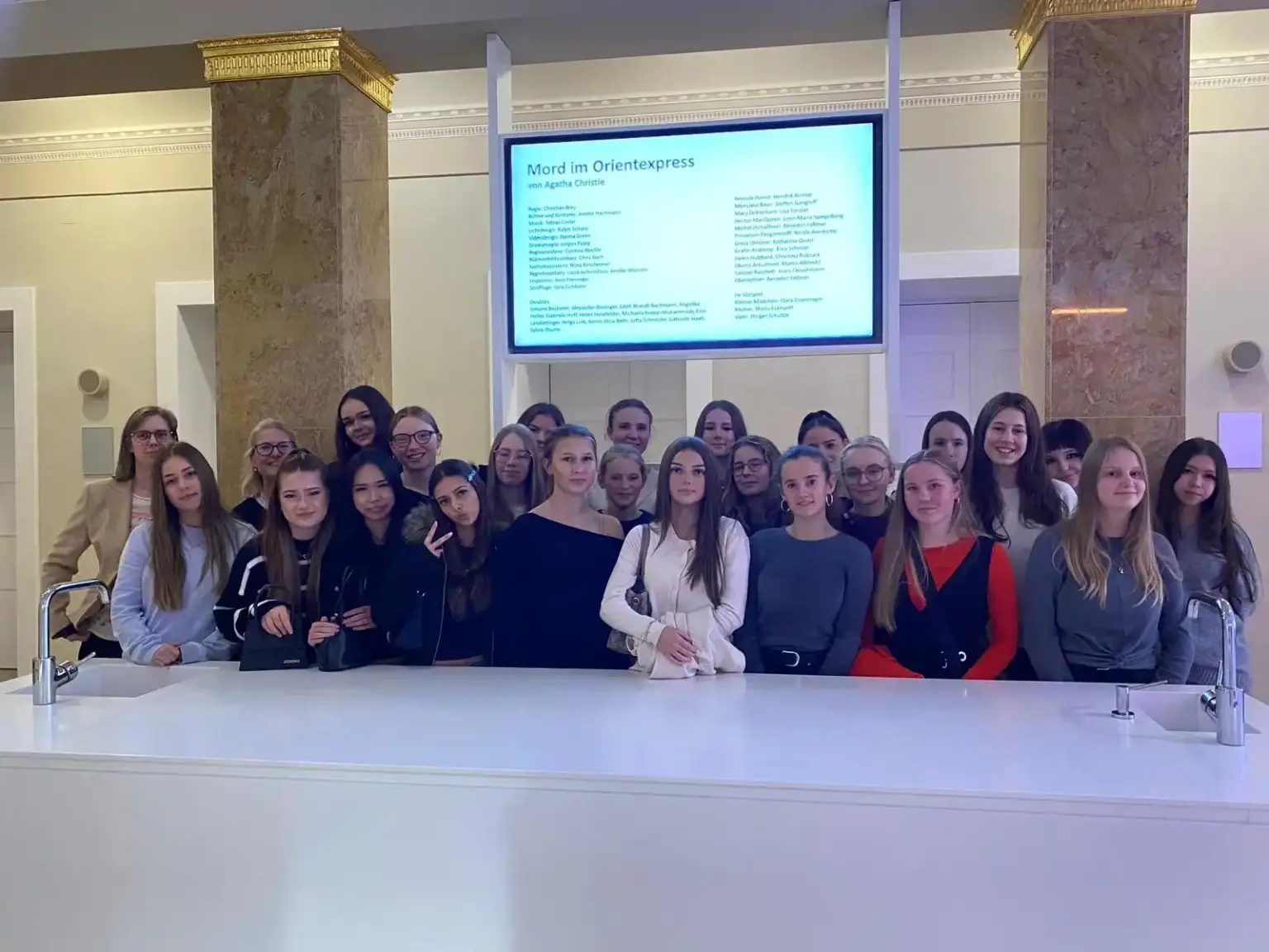 25 11 25 Theaterbesuch 10aR und 10bR Isabel Steinhäuser, Simone Burggraf (1)