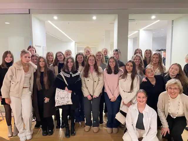 25 11 25 Theaterbesuch 10aR und 10bR Isabel Steinhäuser, Simone Burggraf (2)