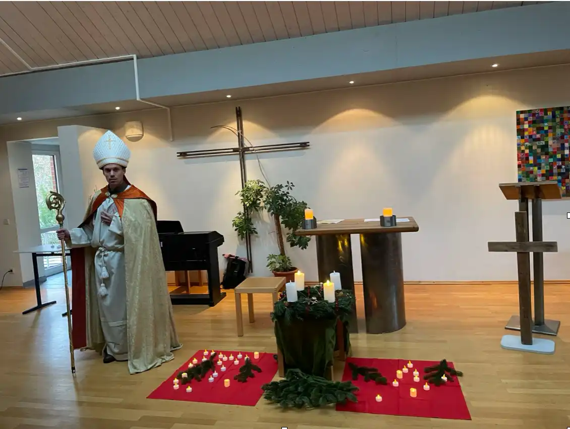 25 12 8 Nikolausandacht Jule Häußermann, Felicitas Decker 5bR (1)