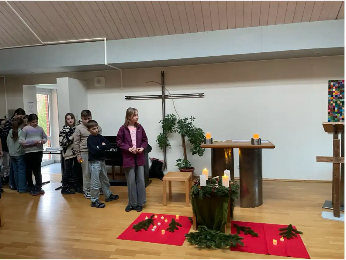 25 12 8 Nikolausandacht Jule Häußermann, Felicitas Decker 5bR (2)