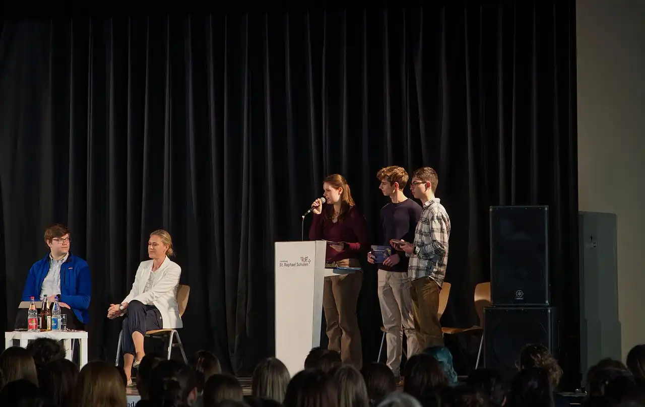 26 04 03 Podiumsdiskussion Greta Bosch KS2, Konrad Gräter KS1 (2)