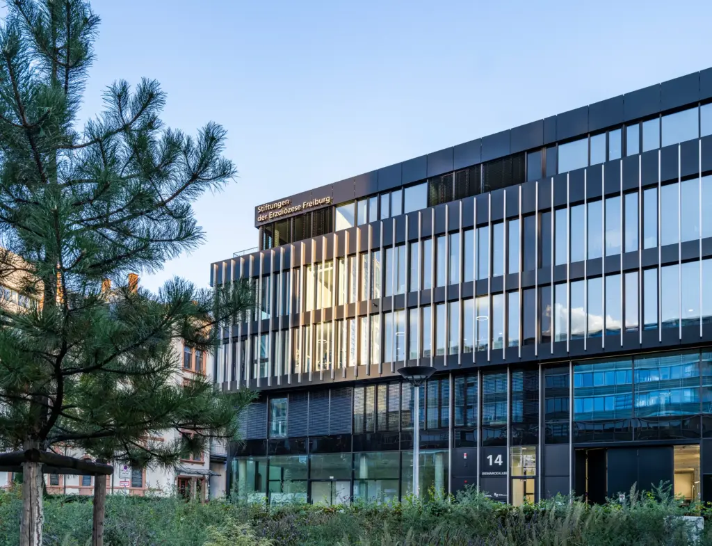 Schulstiftung Freiburg Gebaeude aussen Haupteingang Front Bismarckallee