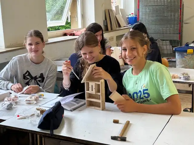 St. Raphael Schulen HD Umwelttag Bau Insektenhotel 01