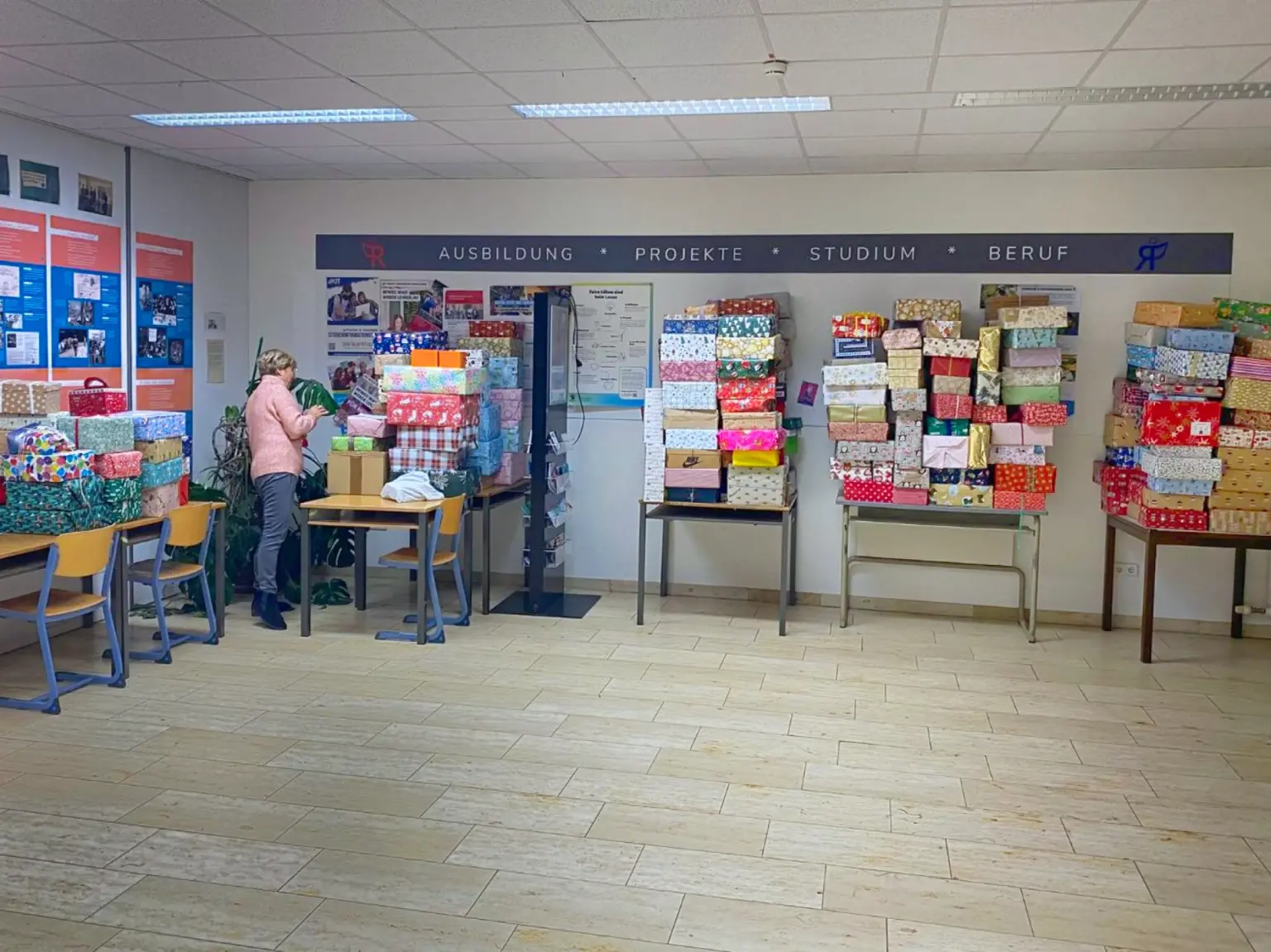 St. Raphael Schulen HD Weihnachtspäckchen 01